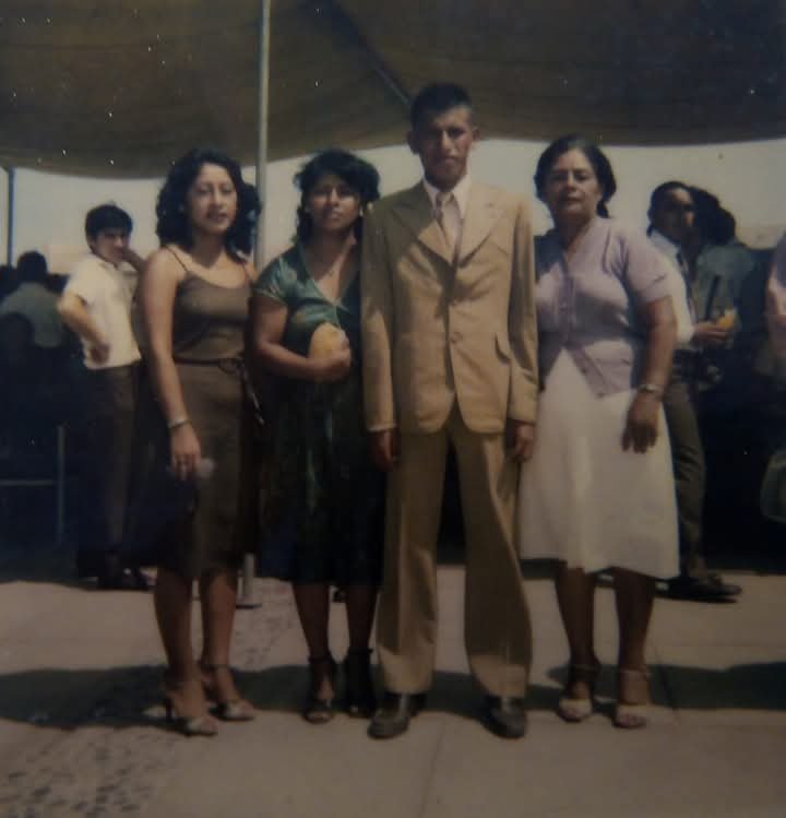 Soldado en entrenamiento de infantería con uniforme militar y equipo táctico en campo abierto