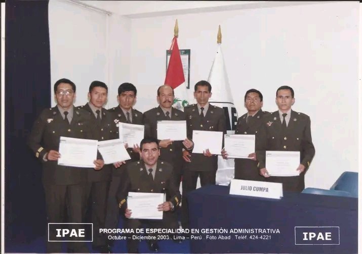 Soldado en entrenamiento de infantería con uniforme militar y equipo táctico en campo abierto