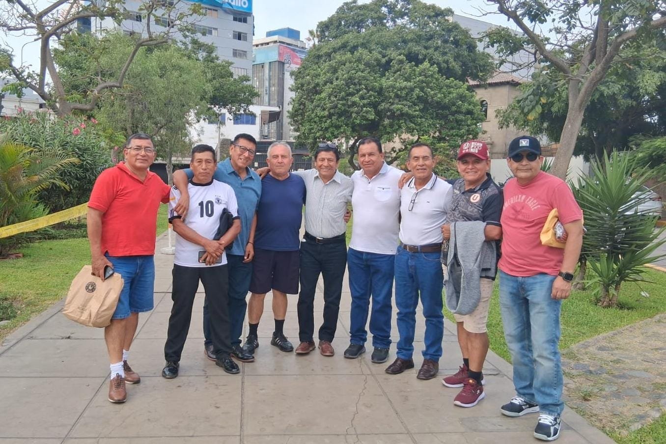 Soldado en entrenamiento de infantería con uniforme militar y equipo táctico en campo abierto