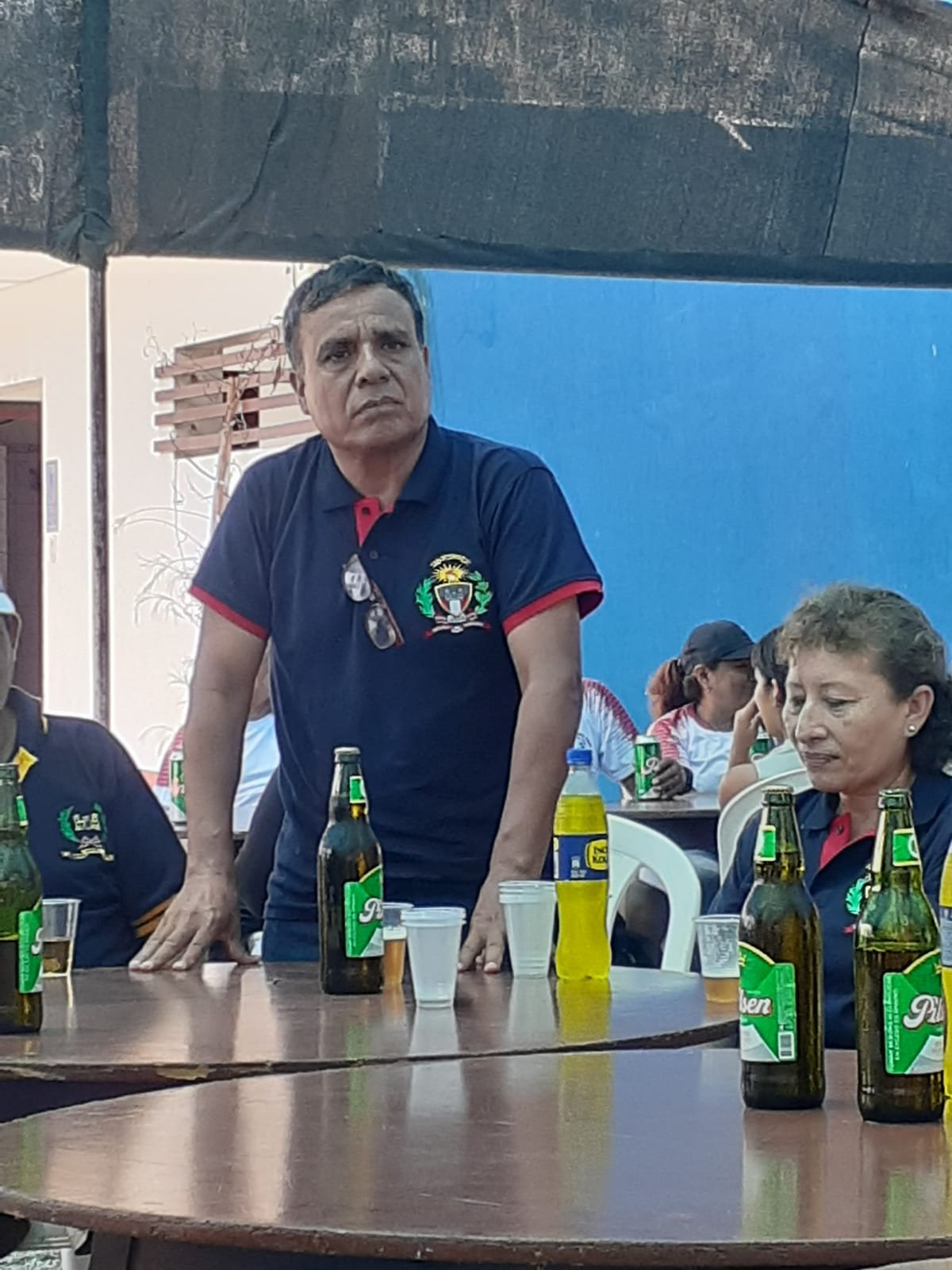Soldado en entrenamiento de infantería con uniforme militar y equipo táctico en campo abierto