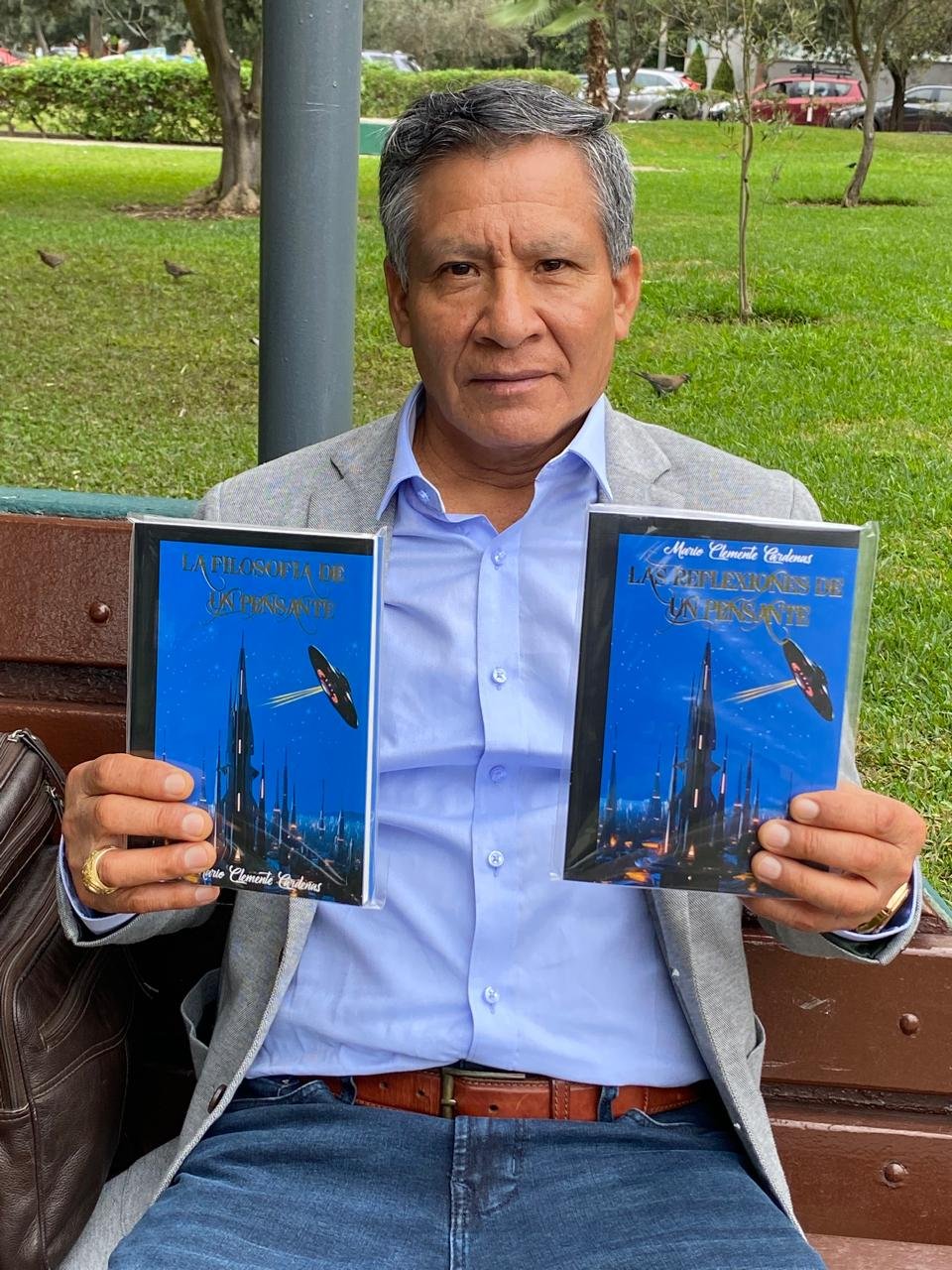 Foto de Escribio 2 libros Mario Clemente Cardenas